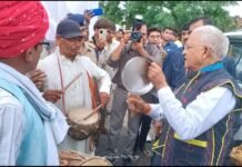 राज्यपाल का आदिवासी अंचलों के गांवों में भ्रमण आदिवासी संस्कृति से हुए रूबरू व्यसन से दूर रहने का सिखाया सबक अमरूद और रुद्राक्ष के पौधे का किया रोपण विश्व प्रसिद्ध कैक्टस गार्डन को देख हुए अभिभूत IMG 20220817 210123