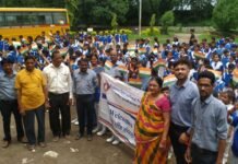 75 वां अमृत महोत्सव के उपलक्ष में महावीर इंटरनेशनल शाखा द्वारा में बांटे राष्ट्रीय तिरंगे झंडे WhatsApp Image 2022 08 13 at 5.41.50 AM