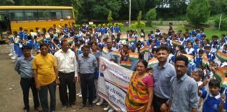 75 वां अमृत महोत्सव के उपलक्ष में महावीर इंटरनेशनल शाखा द्वारा में बांटे राष्ट्रीय तिरंगे झंडे WhatsApp Image 2022 08 13 at 5.41.50 AM