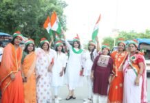 आजादी का अमृत महोत्सव के अन्तर्गत महिलाओ ने निकाली तिरंगा रैली WhatsApp Image 2022 08 15 at 8.58.36 AM