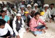 बांसवाड़ा से बीटीपी भीम आर्मी जयस कार्यकर्ता मृतक इन्द्र मेघवाल के परीवार से मिले जालोर पहुंचे WhatsApp Image 2022 08 18 at 9.35.47 AM