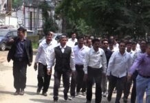 अभिभाषक संघ ने आज कलेक्ट्री परिषर में आक्रोश रैली निकालकर पुलिस प्रशासन के खिलाफ नारेबाजी कर जिला कलेक्टर PC शर्मा को ज्ञापन सौपा WhatsApp Image 2022 08 31 at 6.36.58 PM