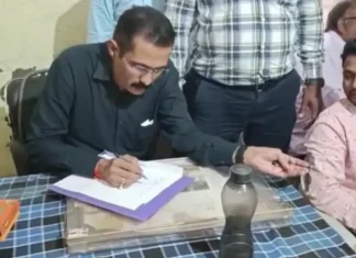 जनपद कार्यालय में लोकायुक्त का छापा: 5 हजार रिश्वत लेते रोजगार सहायक गिरफ्तार, इस काम के लिए मांगी थी घूस image 10 26