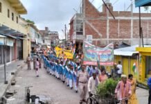 आजादी के अमृत महोत्सव के तहत कस्बा लखना में कलावती राम प्यारी बालिका कालेज की छात्राओं व वन क्षेत्राधिकारी लखना रेंज विवेकानन्द दुबे के नेतृत्व में भव्य तिरंगा यात्रा व पर्यावरण जागरुकता रैली निकाली गयी, तिरंगा यात्रा ने कस्बा लखना के प्रमुख मार्गो पर भ्रमण कर हर घर तिरंगा अभियान को सफल बनाने के लिऐ प्रेरित lakhana mp news