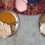 कच्ची रोटियां, पानी वाली दाल खाते हैं नन्हे बालक बालिकाए rt1942 1