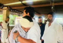 जालोर के सुराणा गांव पहुंचे भीम आर्मी चीफ चंद्रशेखर आजाद:दलित स्टूडेंट इंद्र मेघवाल के परिजनों को दी सांत्वना, न्याय का दिलाया भरोसा whatsapp image 2022 08 24 at 92253 am 1 1661329498