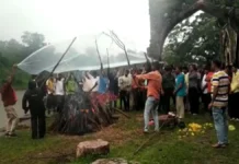 MP में मानवता शर्मसार मुक्तिधाम नहीं होने से बारिश के बीच तिरपाल लगाकर किया गया अंतिम संस्कार .webp