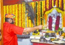 शहर के प्रसिद्ध श्री सिद्धि विनायक गणपति मंदिर मे भगवान के जन्म की महाआरती में उमड़े श्रद्धालु WhatsApp Image 2022 08 31 at 8.42.35 PM