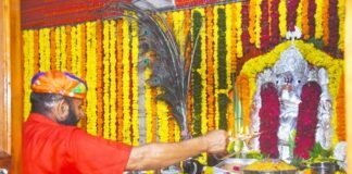 शहर के प्रसिद्ध श्री सिद्धि विनायक गणपति मंदिर मे भगवान के जन्म की महाआरती में उमड़े श्रद्धालु WhatsApp Image 2022 08 31 at 8.42.35 PM