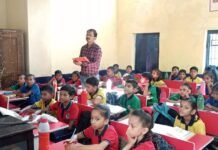 शिक्षक दिवस पर बदला शिक्षालय का नजारा शिक्षार्थियों ने निभाई शिक्षक की भूमिका बांसवाड़ा सितंबर शिक्षक दिवस के अवसर पर शनिवार को जिला मुख्यालय महात्मा गांधी राजकीय माध्यमिक विद्यालय खांदू कॉलोनी का कुछ बदला बदला सा नजर आया। WhatsApp Image 2022 09 03 at 9.51.18 PM