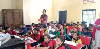 शिक्षक दिवस पर बदला शिक्षालय का नजारा शिक्षार्थियों ने निभाई शिक्षक की भूमिका बांसवाड़ा सितंबर शिक्षक दिवस के अवसर पर शनिवार को जिला मुख्यालय महात्मा गांधी राजकीय माध्यमिक विद्यालय खांदू कॉलोनी का कुछ बदला बदला सा नजर आया। WhatsApp Image 2022 09 03 at 9.51.18 PM