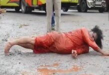 सरकार का ध्यान गड्ढों की तरफ खींचने के लिए किया अजीबोगरीब प्रदर्शन। images 2 22