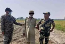 पाकिस्तानी घुसपैठिया BSF ने पाक रेंजर्स को सौंपा 2068441 untitled 53 copy