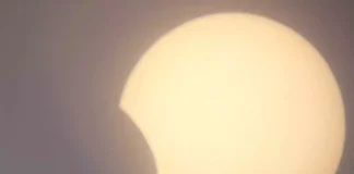भारत में लग गया सूर्य ग्रहण, कई देशों में अंधेरे के साए में सूरज, आसमान में दिखने लगा अद्भुत नजारा। 2152602 untitled 116 copy