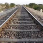 गेटमैन बर्ख्वास्त रेलवे ट्रैक पर लाल झंडा लगाकर सोने चला गया। 2161215 untitled 56 copy