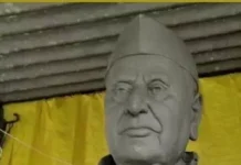 मूर्तिकार ने बनाई मुलायम सिंह यादव की प्रतिमा देखने के लिए लोगो की भीड़ उमड़ पड़ी। 2184230 untitled 14 copy