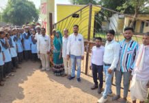 विद्या संबल योजना के तहत स्थानीय को वरीयता देने और आरक्षण के प्रावधान लागू करने की मांग को लेकर तालबंदी। IMG 20221110 WA0020