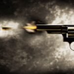 इलाका फायरिंग-बमबारी से दहला, आधा दर्जन लोग हुए घायल, कोयला तस्करी पर वर्चस्व के लिए हिंसक टकराव। Revolver pistol shoot bullet moment 1440x900