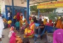 दूदू कस्बे में रोडवेज प्रशासन सें पूरी नहीं आने से यात्रियों को यात्रा करने में भारी परेशानी उठानी पड़ रही है। photo 2022 11 06 19 21 59