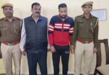 छात्रा पर फिजिकल रिलेशन का दबाव भीड़ ने VC को जूता मारा प्रोफेसर को पड़ा थप्पड़। 2345272 untitled 23 copy