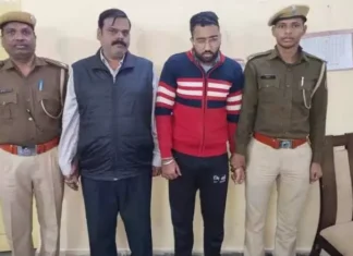 छात्रा पर फिजिकल रिलेशन का दबाव भीड़ ने VC को जूता मारा प्रोफेसर को पड़ा थप्पड़। 2345272 untitled 23 copy