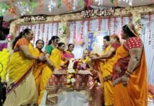 दुर्गा वाहिनी मातृशक्ति की बहनों द्वारा हरिराम महाराज का किया स्वागत। WhatsApp Image 2022 12 12 at 8.56.39 PM