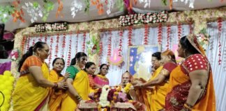 दुर्गा वाहिनी मातृशक्ति की बहनों द्वारा हरिराम महाराज का किया स्वागत। WhatsApp Image 2022 12 12 at 8.56.39 PM