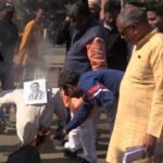 मंत्री बामनिया का पुटला जलाया कलेक्ट्री चोरहा पर भारतीय जनता पार्टी के पदाधिकारियों ने बांसवाड़ा में। WhatsApp Image 2022 12 28 at 2.09.37 PM