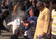 मंत्री बामनिया का पुटला जलाया कलेक्ट्री चोरहा पर भारतीय जनता पार्टी के पदाधिकारियों ने बांसवाड़ा में। WhatsApp Image 2022 12 28 at 2.09.37 PM