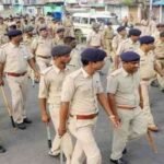 बिहार: शराबबंदी की खुली पोल, बगहा में शराब के ठिकाने पर छापेमारी करने गई टीम पर हमला, 2 पुलिसकर्मी घायल। bihar police 1671513944