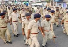 बिहार: शराबबंदी की खुली पोल, बगहा में शराब के ठिकाने पर छापेमारी करने गई टीम पर हमला, 2 पुलिसकर्मी घायल। bihar police 1671513944