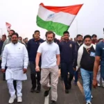 टी-शर्ट में कार्यकर्ताओं के साथ एलम गांव से यात्रा पर निकले राहुल गाँधी। 2392815 untitled 21 copy