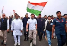 टी-शर्ट में कार्यकर्ताओं के साथ एलम गांव से यात्रा पर निकले राहुल गाँधी। 2392815 untitled 21 copy