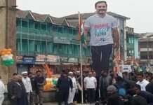 राहुल गांधी ने ऐतिहासिक लाल चौक पर फहराया तिरंगा झंडा प्रियंका गांधी भी मौजूद रही। Jammu Kashmir Srinagar Lal Chowk Congress Bharat Jodo Yatra Rahul Gandhi Priyanka Gandhi news in hindi