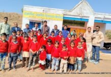 शीतलहर की ठिठुरन में बच्चों को स्वेटर वितरण किये ट्राइबल संस्थान की और से। WhatsApp Image 2023 01 16 at 4.03.59 PM