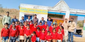 शीतलहर की ठिठुरन में बच्चों को स्वेटर वितरण किये ट्राइबल संस्थान की और से। WhatsApp Image 2023 01 16 at 4.03.59 PM