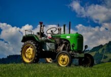 बालू माफिया ने अफसर और पुलिसकर्मियों पर किया हमला ट्रैक्टर से कुचलने की कोशिश की। photo 1564868480822 32f714a0e763