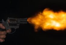 शराबी ने युवक को मारी गोली घूरने की बात पर किया विवाद फिर घर से बंदूक लाकर किया फायर। photo 1606322504161 7b7760c59421