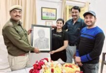 बाँसवाड़ा शहर सी. आई. रतन सिंह चौहान अफ़्रीका के सबसे ऊँचे पहाड़ पर तिरंगा झंडा फहरा कर बाँसवाड़ा आगमन पर आर्टिस्ट शिवांगी द्वारा स्केच देकर स्वागत किया गया। WhatsApp Image 2023 02 01 at 10.52.08 PM