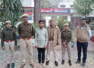 पांच-पांच सौ के नकली नोटों के साथ बांसवाड़ा पुलिस ने ऋषभ कलाल को दबोचा। WhatsApp Image 2023 02 01 at 10.57.19 PM