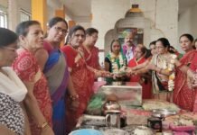 विश्व हिंदू परिषद बांसवाड़ा की दुर्गा वाहिनी मातृशक्ति एव आंचल चैरिटेबल ट्रस्ट की बहनों द्वारा आज 55 वी बेटी के कन्यादान में सहयोग किया गया है। WhatsApp Image 2023 02 23 at 7.33.22 PM