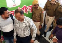 बांसवाड़ा में स्थित राजस्थान इंस्टीट्यूट ऑफ़ मेडिकल साइंस संस्थान कॉलेज रोड पर आदिवासी बालिकाओं एवं उनके परिवारजनों हंगामा कर आक्रोश जताया। WhatsApp Image 2023 02 24 at 12.17.38 PM