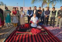 इंडियन रेड क्रॉस सोसायटी बांसवाड़ा द्वारा रविवार को सीपीआर संबंधित कार्यशाला का आयोजन नगर स्थित गोविंद गुरु खेल स्टेडियम में किया गया। WhatsApp Image 2023 02 26 at 1.12.29 PM