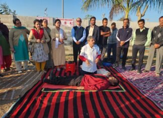 इंडियन रेड क्रॉस सोसायटी बांसवाड़ा द्वारा रविवार को सीपीआर संबंधित कार्यशाला का आयोजन नगर स्थित गोविंद गुरु खेल स्टेडियम में किया गया। WhatsApp Image 2023 02 26 at 1.12.29 PM