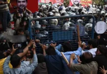 पाकिस्तान में गृहयुद्ध जैसे हालात, PTI समर्थकों और पुलिस के बीच झड़प। 2654387 untitled 110 copy