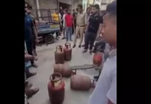 सिलेंडर से भरा ई-रिक्शा 2 बच्चियों पर पलटा एक की मौत। 2665216 untitled 10 copy