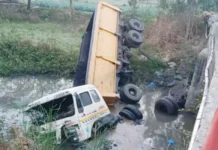 ट्रेलर दुर्घटनाग्रस्त अनियंत्रित होकर पुल से गिरी। 2676527 untitled 25 copy