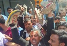 जूतों की माला लेकर पहुंचे अतीक को पहनाने पाल समाज के अधिवक्ता। 28 03 2023 juton ki mala prayagraj 23369338