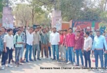 राजकीय महाविद्यालय गोविंद गुरु के मुख्य द्वार पर बांसवाड़ा को संभाग बनाए जाने पर आतिशबाजी एवं मिठाई खिला कर खुशी मनाई गई। WhatsApp Image 2023 03 18 at 2.44.36 PM