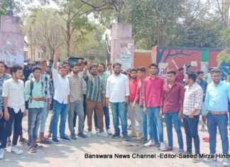 राजकीय महाविद्यालय गोविंद गुरु के मुख्य द्वार पर बांसवाड़ा को संभाग बनाए जाने पर आतिशबाजी एवं मिठाई खिला कर खुशी मनाई गई। WhatsApp Image 2023 03 18 at 2.44.36 PM